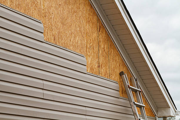 Professional Vinyl Siding technician working in Columbia, TN